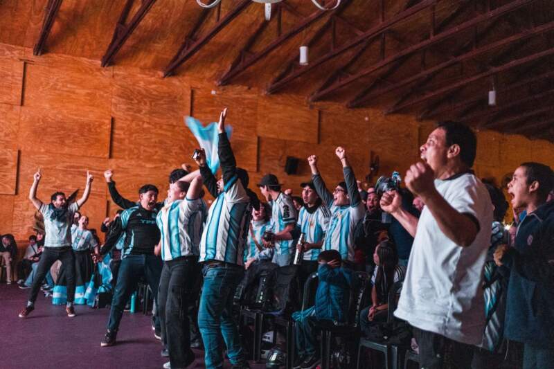 La cábala del Cine Teatro Alem sigue intacta: Argentina venció a Suiza y jugará las semifinales del Mundial imagen-2