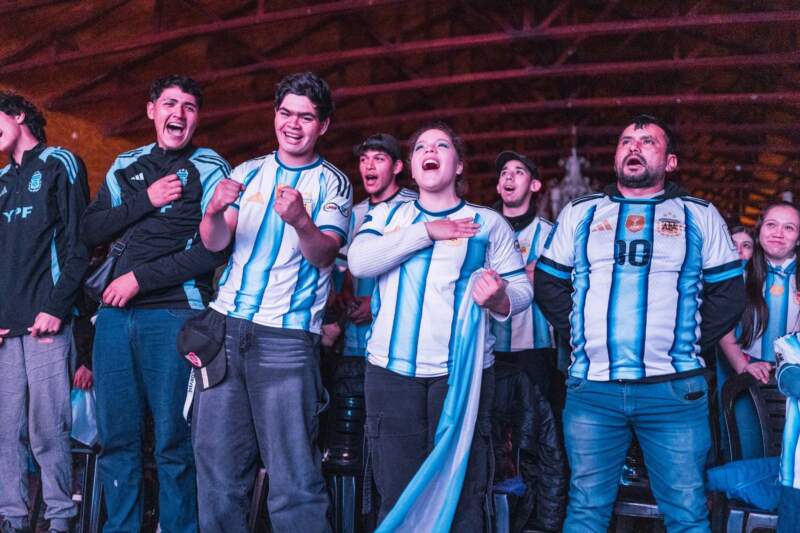 La cábala del Cine Teatro Alem sigue intacta: Argentina venció a Suiza y jugará las semifinales del Mundial imagen-12