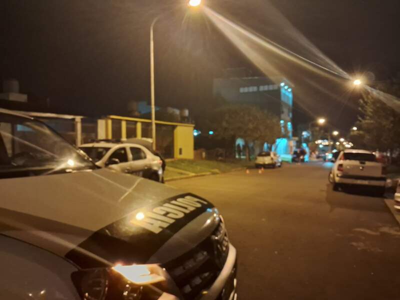 Un motociclista terminó hospitalizado tras despistar e impactar contra un auto estacionado imagen-12