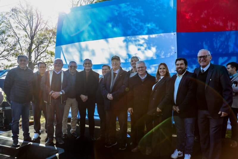 Passalacqua encabezó el 99° aniversario de Puerto Leoni: "Misiones se explica desde esas ganas de luchar y de construir de la nada un hermoso pueblo" 25 Passalacqua encabezó el 99° aniversario de Puerto Leoni: "Misiones se explica desde esas ganas de luchar y de construir de la nada un hermoso pueblo" imagen-24