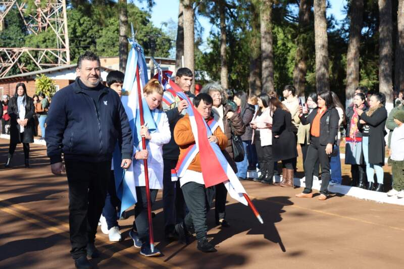 Passalacqua encabezó el 99° aniversario de Puerto Leoni: "Misiones se explica desde esas ganas de luchar y de construir de la nada un hermoso pueblo" 27 Passalacqua encabezó el 99° aniversario de Puerto Leoni: "Misiones se explica desde esas ganas de luchar y de construir de la nada un hermoso pueblo" imagen-26