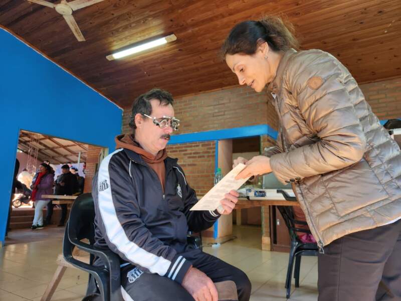 Mirar Mejor llegó por primera vez a Montecarlo y acercó atención oftalmológica gratuita a cientos de vecinos 13 Mirar Mejor llegó por primera vez a Montecarlo y acercó atención oftalmológica gratuita a cientos de vecinos imagen-12