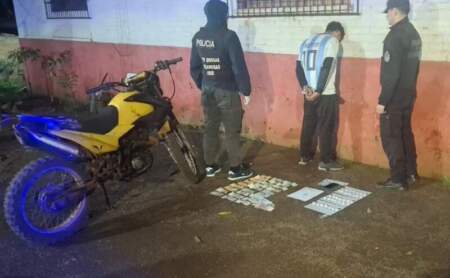 "Narcodealer" armado con un cuchillo intentó resistirse al arresto y fue detenido con 35 dosis de cocaína en Eldorado imagen-5
