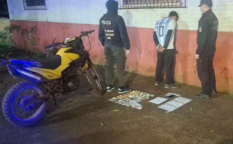 "Narcodealer" armado con un cuchillo intentó resistirse al arresto y fue detenido con 35 dosis de cocaína en Eldorado imagen-13