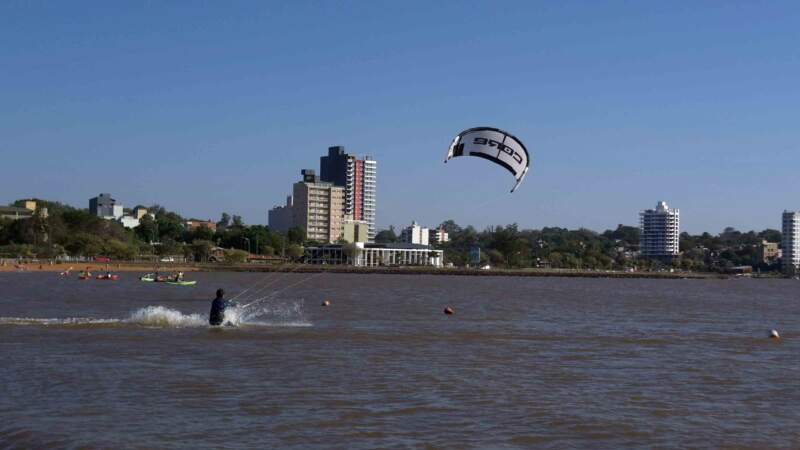 El Posadas KiteFest llenó de color y adrenalina el río Paraná durante las vacaciones de invierno imagen-12