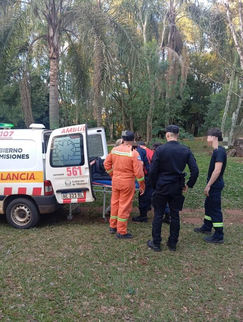 Bomberos Voluntarios y la Policía asistieron a una turista francesa tras una caída en el Parque Provincial Salto Encantado 3 Bomberos Voluntarios y la Policía asistieron a una turista francesa tras una caída en el Parque Provincial Salto Encantado imagen-2
