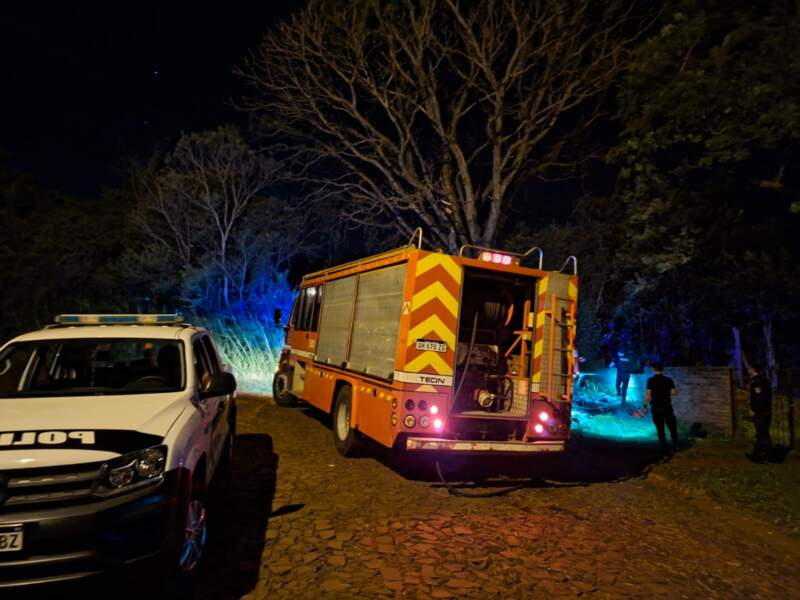 Madrugada de intenso trabajo para los Bomberos de la Policía de Misiones: combatieron incendios en distintos puntos de la provincia 7 Madrugada de intenso trabajo para los Bomberos de la Policía de Misiones: combatieron incendios en distintos puntos de la provincia imagen-6