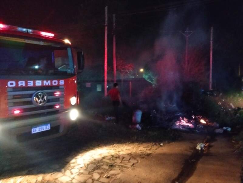 Madrugada de intenso trabajo para los Bomberos de la Policía de Misiones: combatieron incendios en distintos puntos de la provincia 3 Madrugada de intenso trabajo para los Bomberos de la Policía de Misiones: combatieron incendios en distintos puntos de la provincia imagen-2
