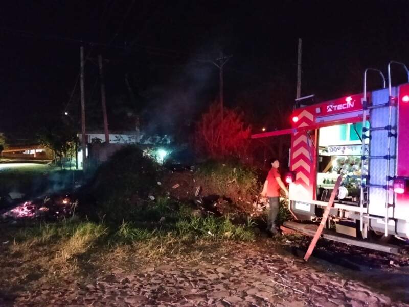 Madrugada de intenso trabajo para los Bomberos de la Policía de Misiones: combatieron incendios en distintos puntos de la provincia 5 Madrugada de intenso trabajo para los Bomberos de la Policía de Misiones: combatieron incendios en distintos puntos de la provincia imagen-4