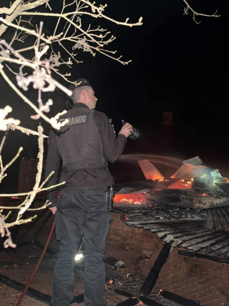 Madrugada de intenso trabajo para los Bomberos de la Policía de Misiones: combatieron incendios en distintos puntos de la provincia 9 Madrugada de intenso trabajo para los Bomberos de la Policía de Misiones: combatieron incendios en distintos puntos de la provincia imagen-8