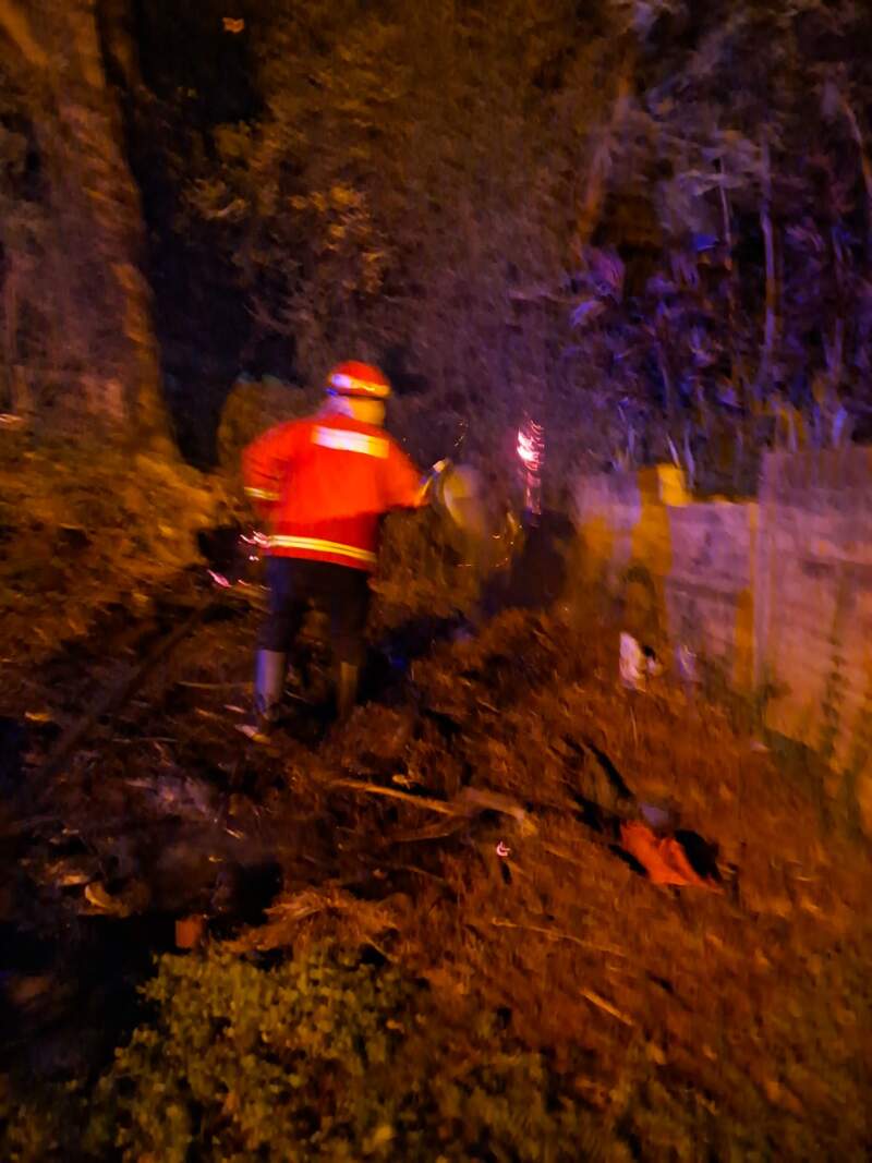 Madrugada de intenso trabajo para los Bomberos de la Policía de Misiones: combatieron incendios en distintos puntos de la provincia 13 Madrugada de intenso trabajo para los Bomberos de la Policía de Misiones: combatieron incendios en distintos puntos de la provincia imagen-12