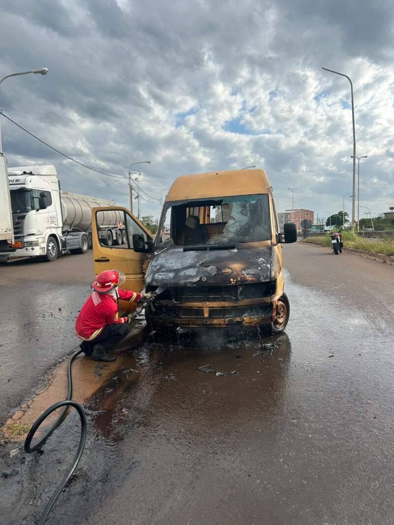 Bomberos sofocaron el incendio de una combi en Garupá y evitaron su propagación 3 Bomberos sofocaron el incendio de una combi en Garupá y evitaron su propagación imagen-2