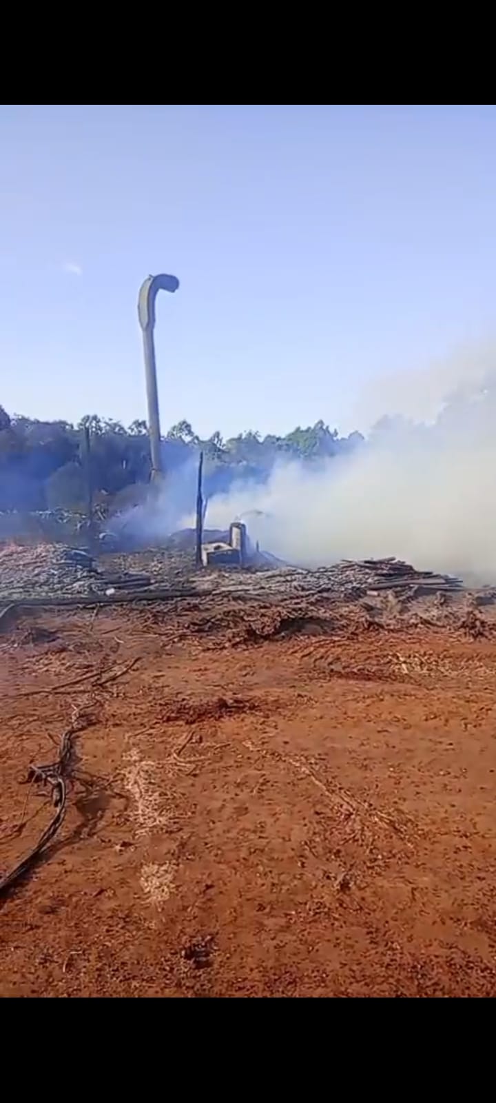 Fuertes vientos provocaron un incendio que afectó a tres aserraderos en San Vicente 5 Fuertes vientos provocaron un incendio que afectó a tres aserraderos en San Vicente imagen-4