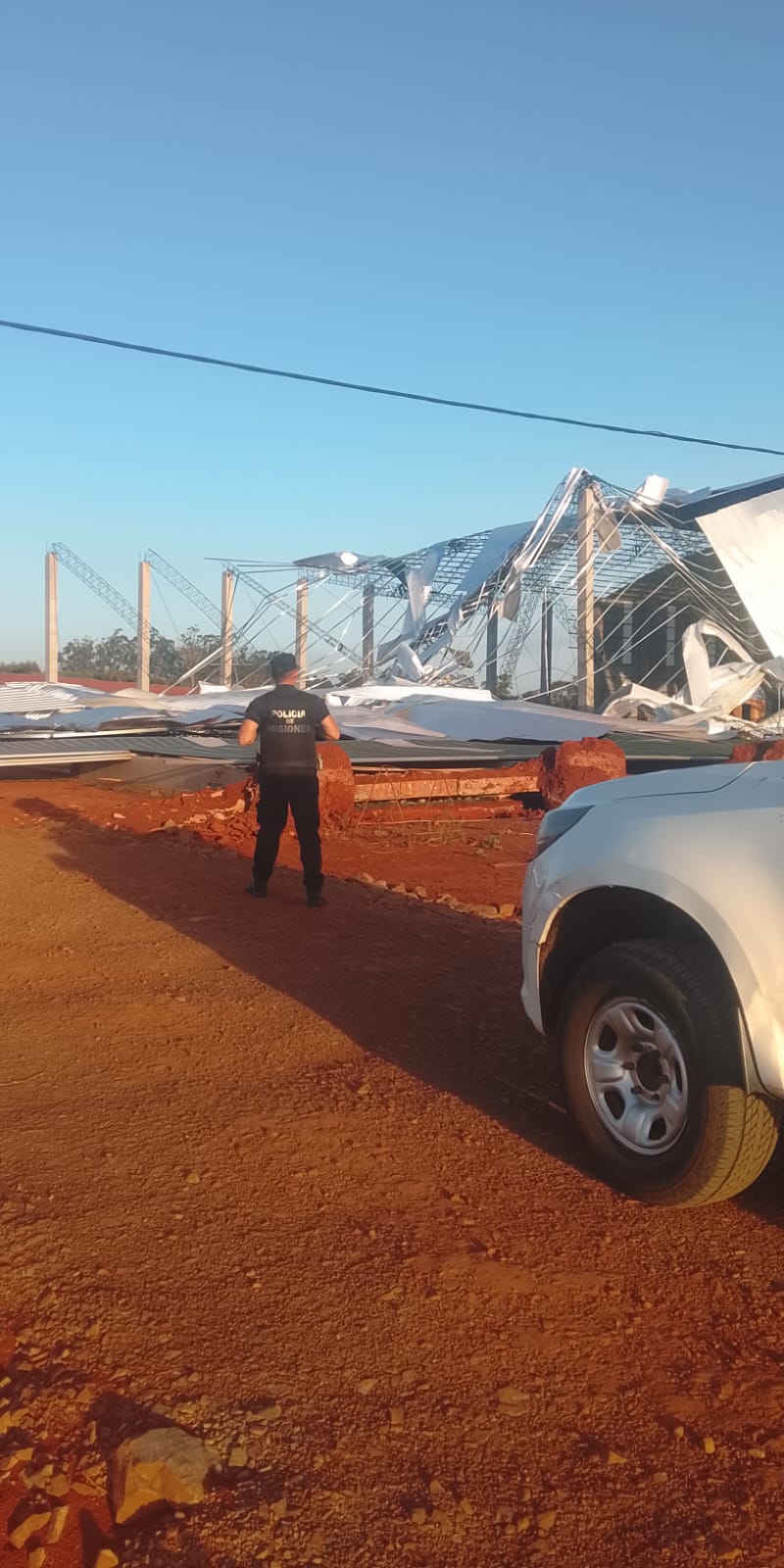Un tinglado en construcción colapsó por las fuertes ráfagas de viento en Dos de Mayo 5 Un tinglado en construcción colapsó por las fuertes ráfagas de viento en Dos de Mayo imagen-4