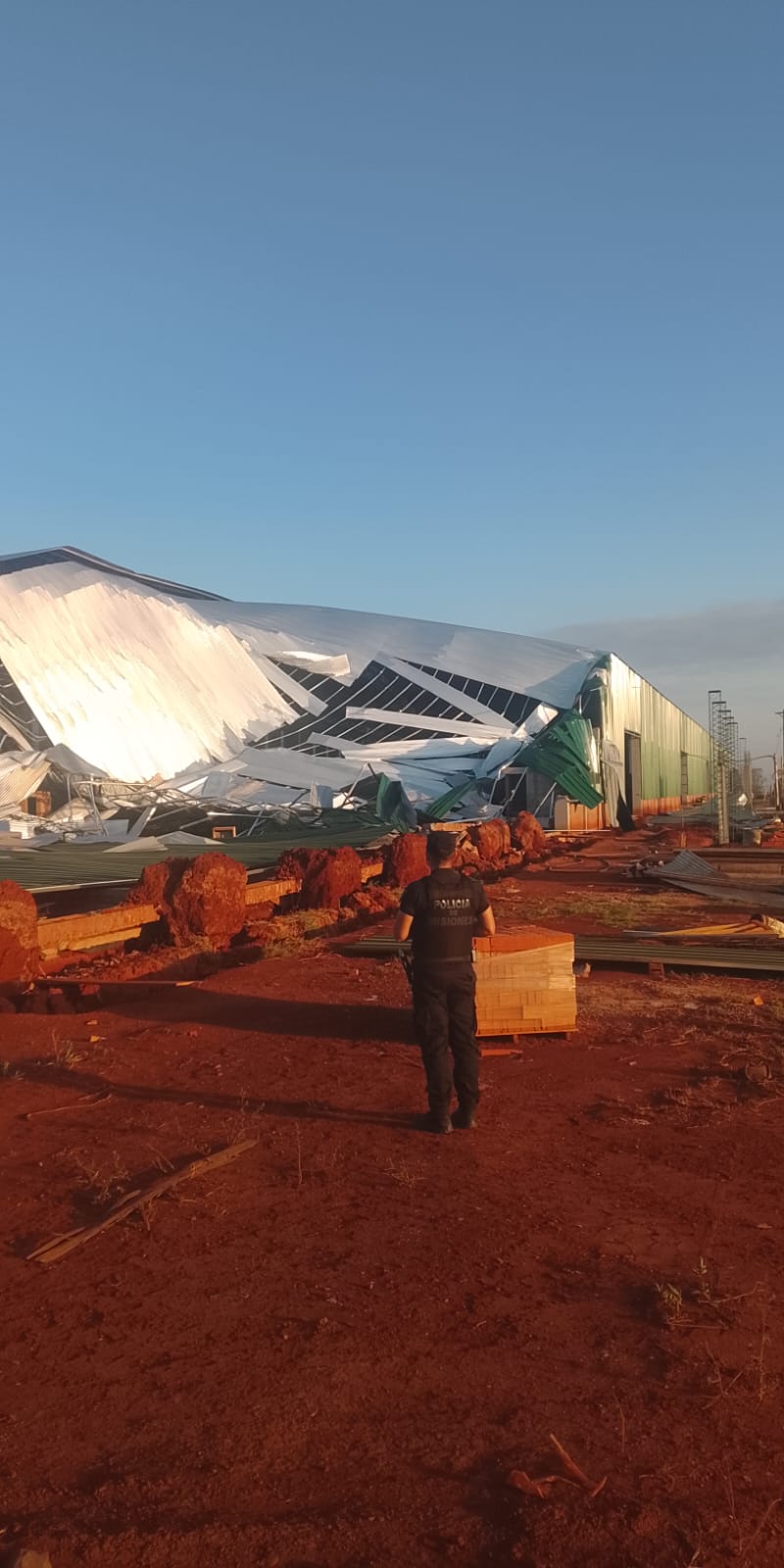Un tinglado en construcción colapsó por las fuertes ráfagas de viento en Dos de Mayo 3 Un tinglado en construcción colapsó por las fuertes ráfagas de viento en Dos de Mayo imagen-2