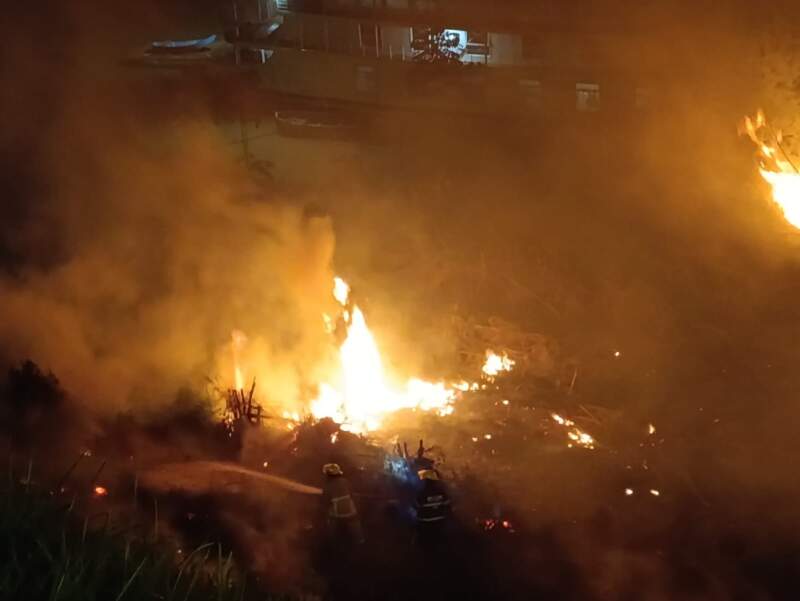 Controlaron un principio de incendio en la Costanera de Puerto Iguazú 2 Controlaron un principio de incendio en la Costanera de Puerto Iguazú imagen-1