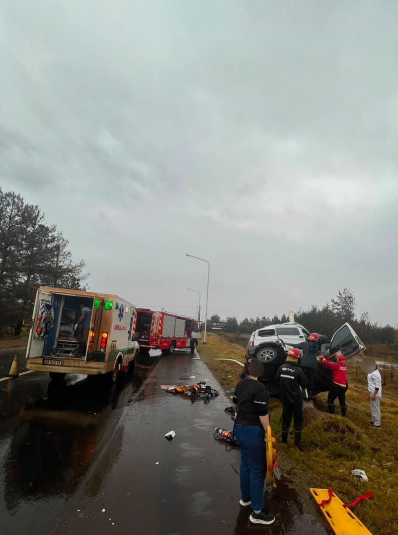 Un hombre falleció y otras dos personas resultaron heridas tras el despiste de un vehículo sobre la Ruta Nacional 12 en Candelaria 3 Un hombre falleció y otras dos personas resultaron heridas tras el despiste de un vehículo sobre la Ruta Nacional 12 en Candelaria imagen-2