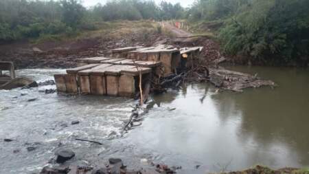 Continúa interrumpido el paso sobre el arroyo Yabebiry tras la destrucción del puente provisorio imagen-4