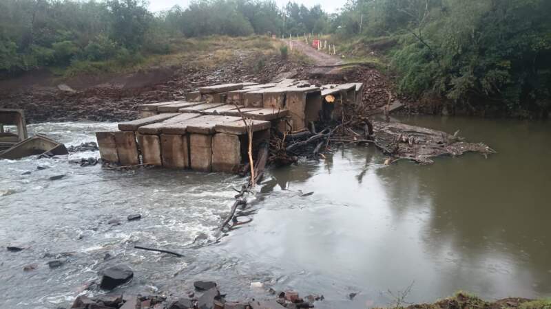 Continúa interrumpido el paso sobre el arroyo Yabebiry tras la destrucción del puente provisorio imagen-7