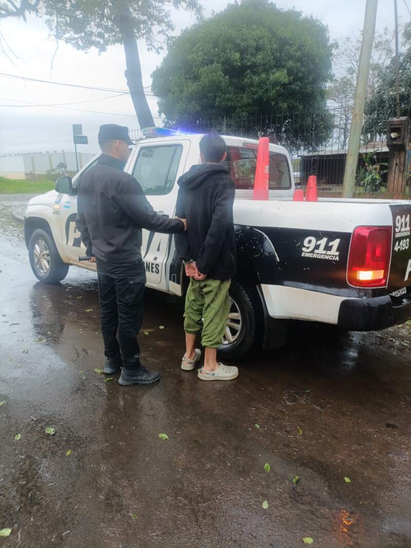 Le cortaba la luz al barrio para robar cables y terminó detenido en Posadas 3 Le cortaba la luz al barrio para robar cables y terminó detenido en Posadas imagen-2