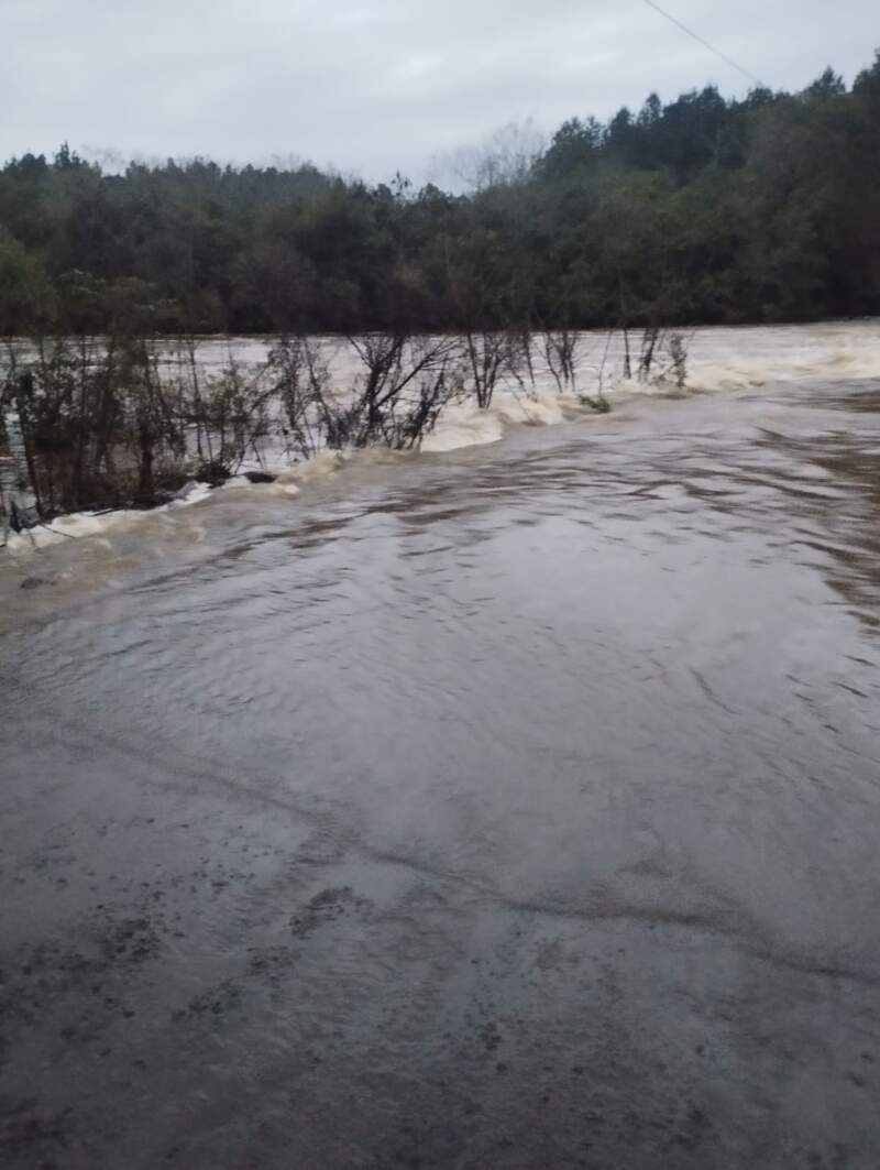 Lluvias intensas provocaron el corte del puente sobre el arroyo Tabay, afectaron viviendas en El Soberbio y el cierre del acceso al Parque Moconá imagen-8