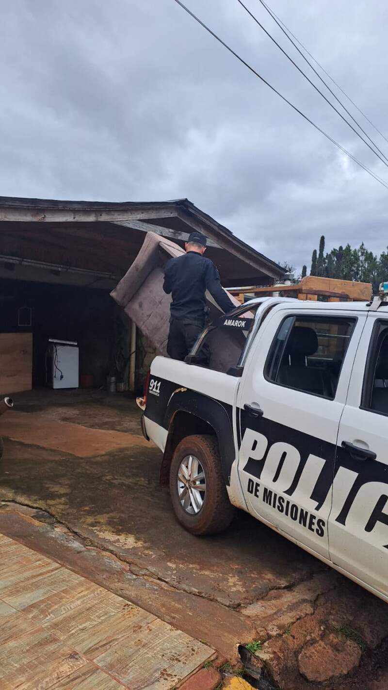 Alerta en El Soberbio: el río Uruguay superó la cota de evacuación y comenzó el traslado de familias 3 Alerta en El Soberbio: el río Uruguay superó la cota de evacuación y comenzó el traslado de familias imagen-2