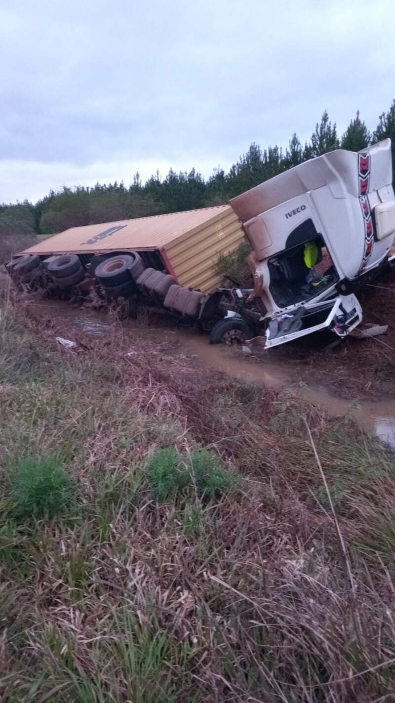 Un camión despistó sobre la Ruta Nacional 14 5 Un camión despistó sobre la Ruta Nacional 14 imagen-4