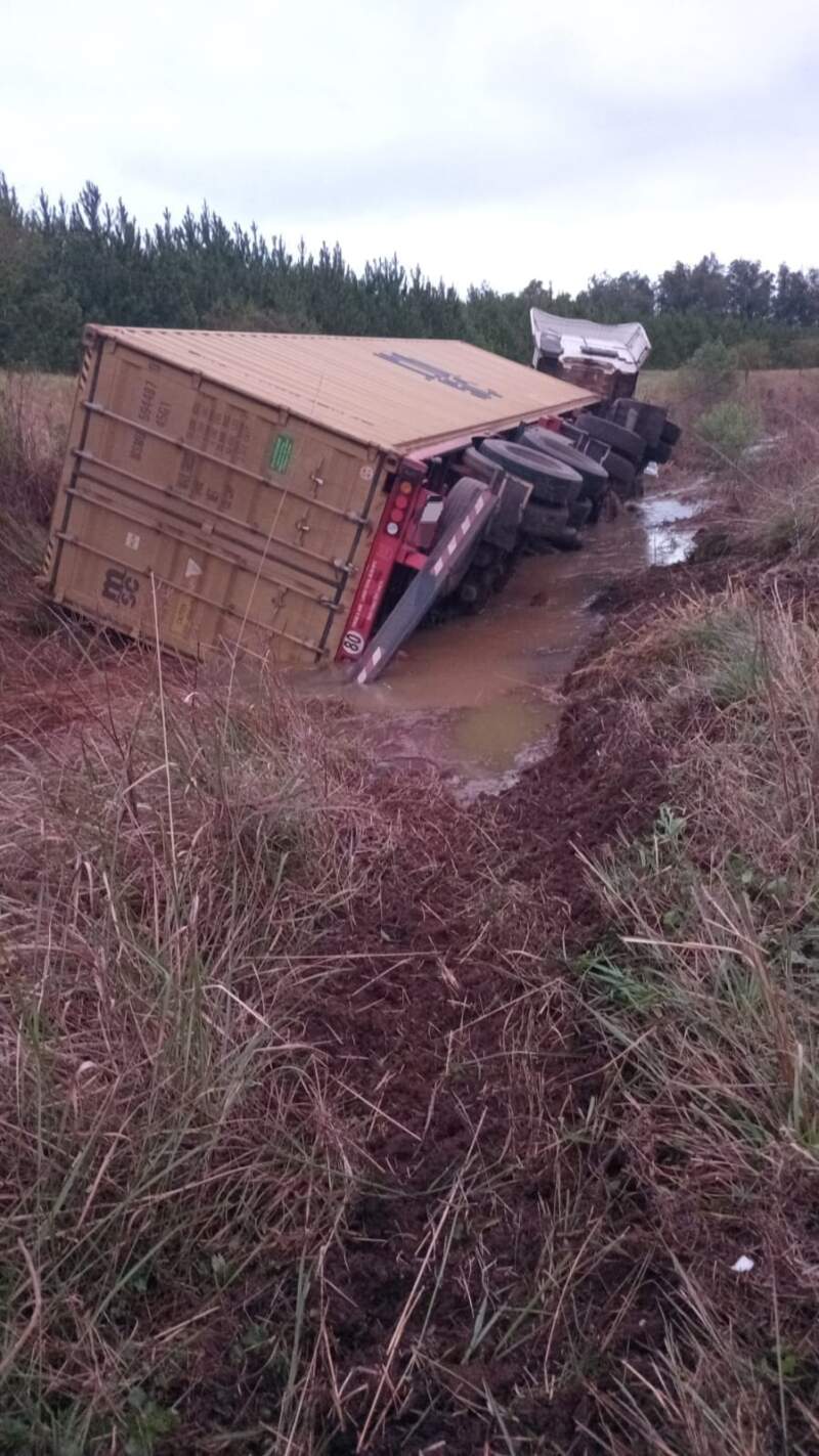Un camión despistó sobre la Ruta Nacional 14 3 Un camión despistó sobre la Ruta Nacional 14 imagen-2