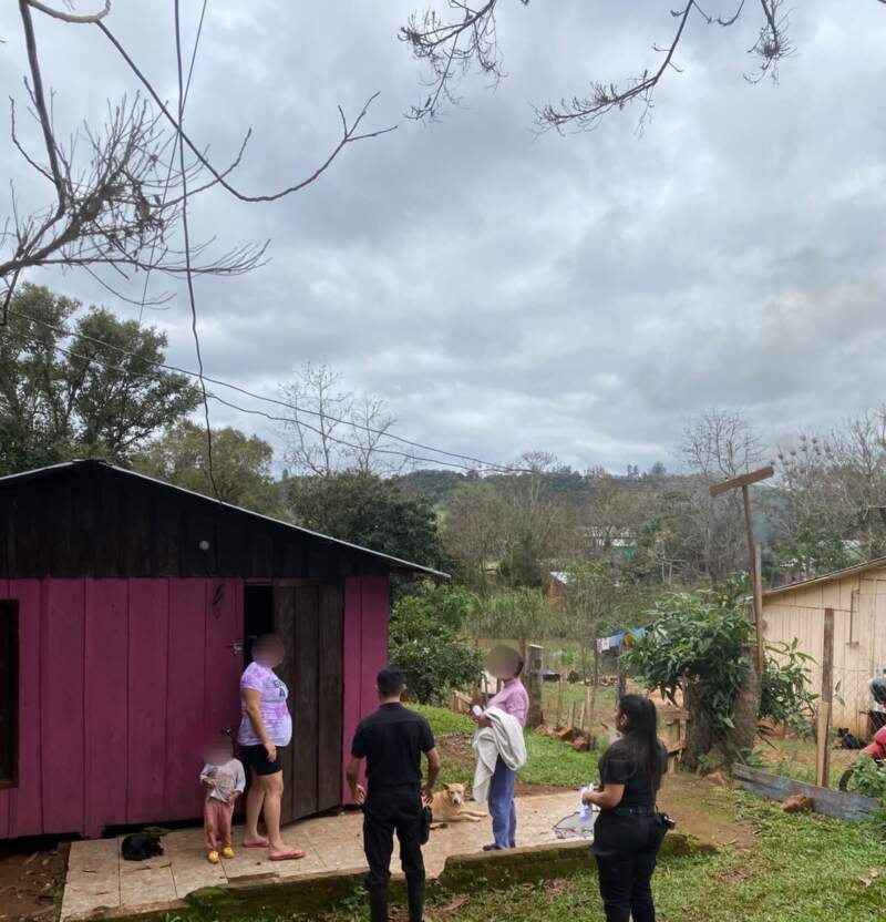 El río Uruguay sigue bajando y habilitaron el paso fronterizo en El Soberbio: la Policía evalúa el regreso de las familias evacuadas imagen-2