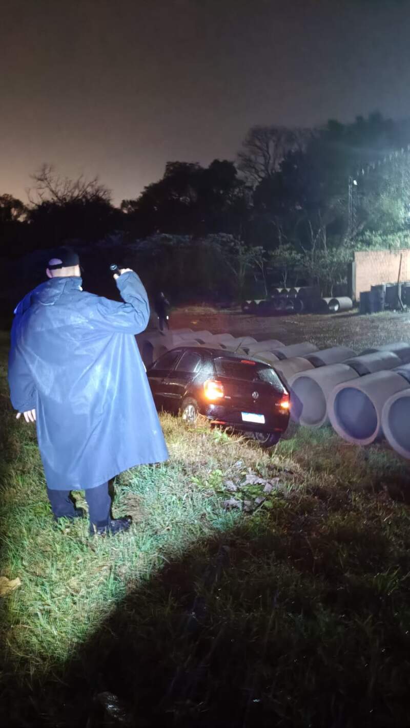 Una familia sufrió un despiste al impactar contra un raído de yerba sobre la Ruta Provincial 13 en San Vicente imagen-2