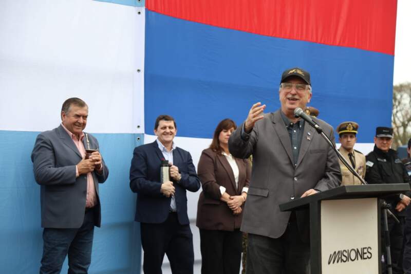 "No dejen que los dividan, sigan siendo un ejemplo para Misiones", dijo Passalacqua en el aniversario de Azara imagen-12