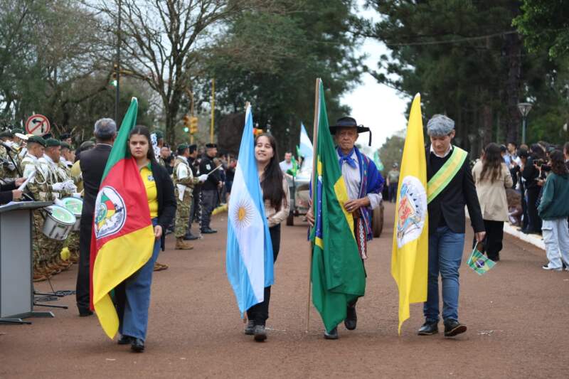 "No dejen que los dividan, sigan siendo un ejemplo para Misiones", dijo Passalacqua en el aniversario de Azara imagen-20