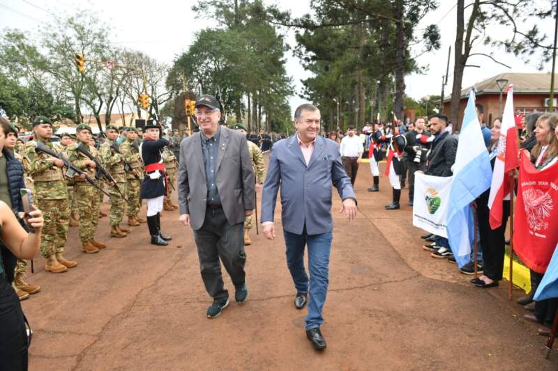 "No dejen que los dividan, sigan siendo un ejemplo para Misiones", dijo Passalacqua en el aniversario de Azara imagen-18