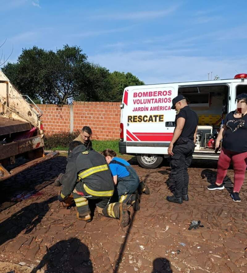 Operario municipal sufrió un accidente laboral al quedar atrapado por un camión compactador en Jardín América imagen-2