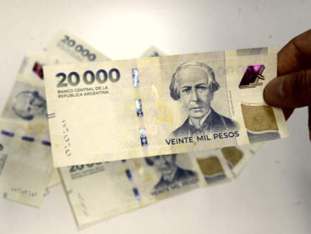 Argentina traerá 400 millones de billetes de $20.000 desde China mientras la Casa de la Moneda imprime dinero para Nigeria imagen-3