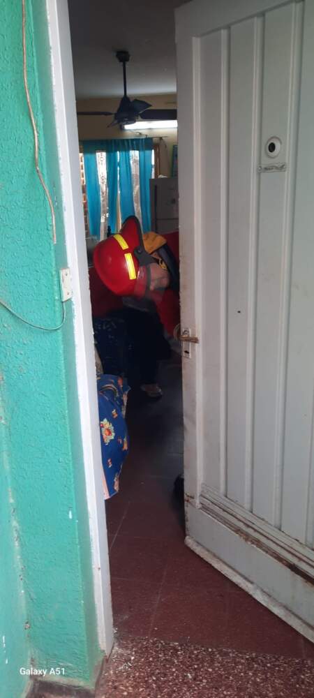 Bomberos asistieron a dos adultas mayores que habían quedado atrapadas en su departamento en Posadas imagen-11