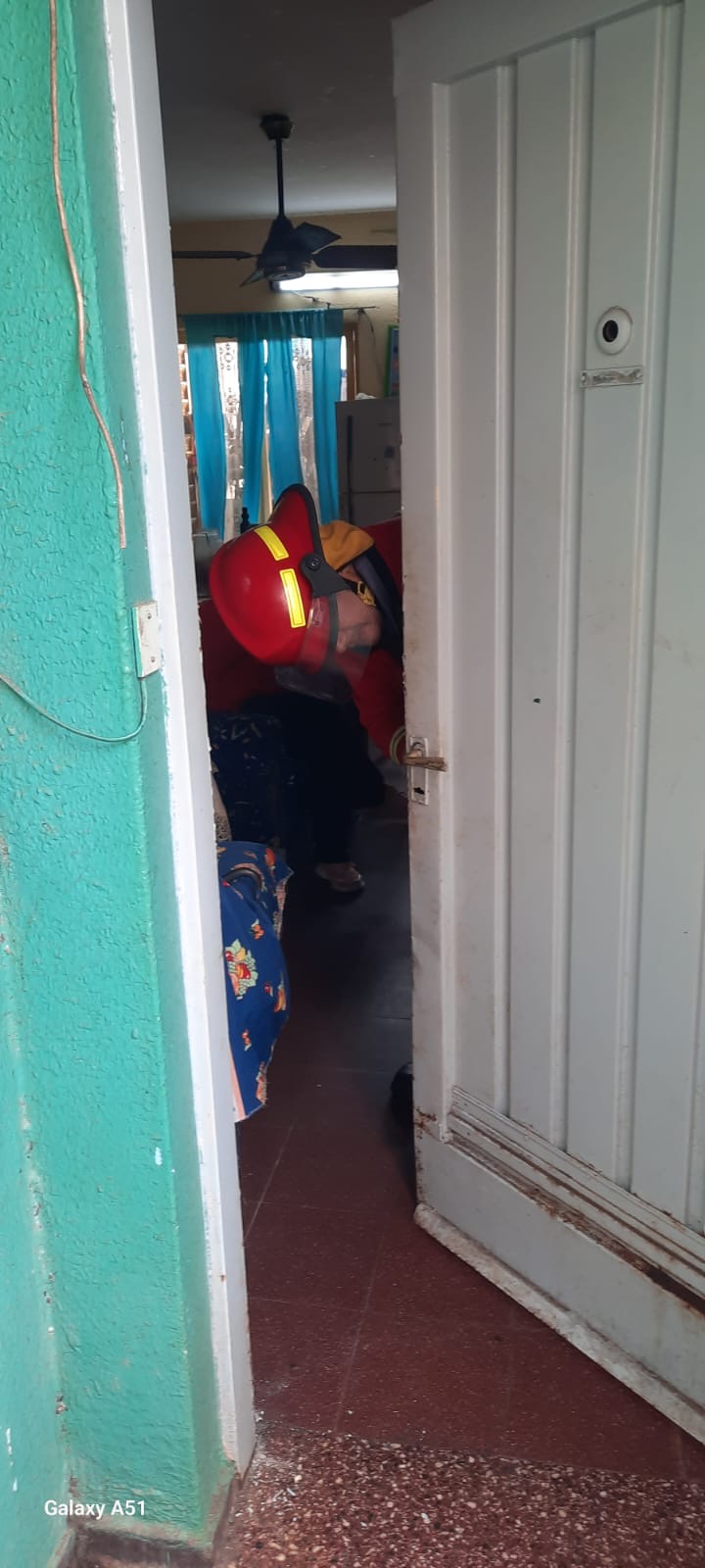 Bomberos asistieron a dos adultas mayores que habían quedado atrapadas en su departamento en Posadas imagen-12