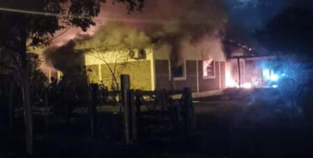 Un hombre resultó herido tras el incendio total de una vivienda en Apóstoles imagen-4