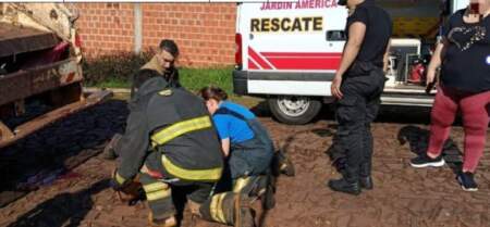 Operario municipal sufrió un accidente laboral al quedar atrapado por un camión compactador en Jardín América imagen-11
